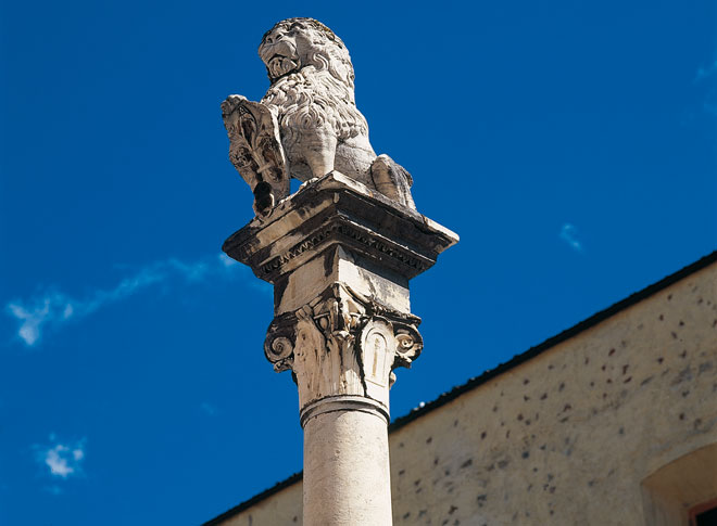Il Marzocco di Donato Benti in piazza Duomo a Pietrasanta (©Edizioni Monte Altissimo)