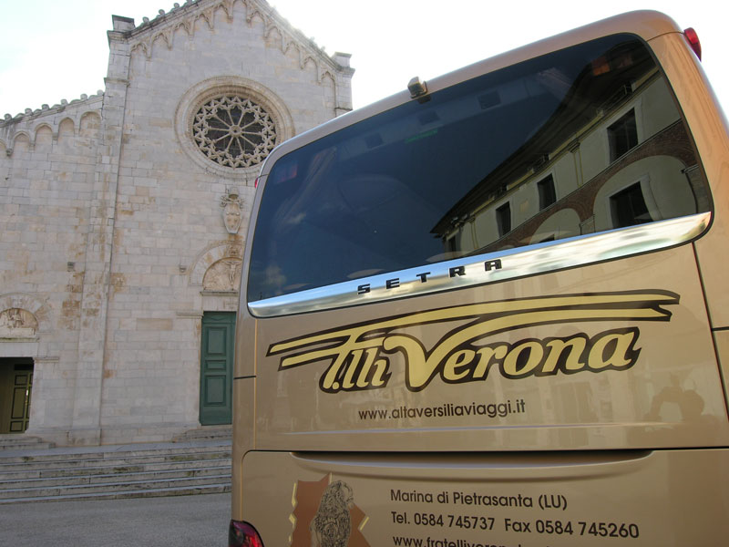 Un particolare del bus in piazza Duomo a Pietrasanta (©Stefano Roni)