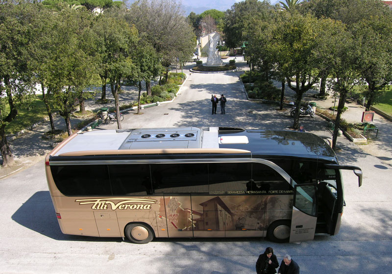 Il bus in piazza Dante a Forte dei Marmi (©Stefano Roni)