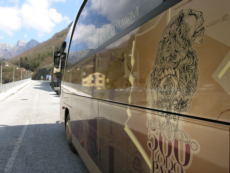 Particolare del bus a Pontestazzemese, sullo sfondo il Monte Forato (©Stefano Roni)