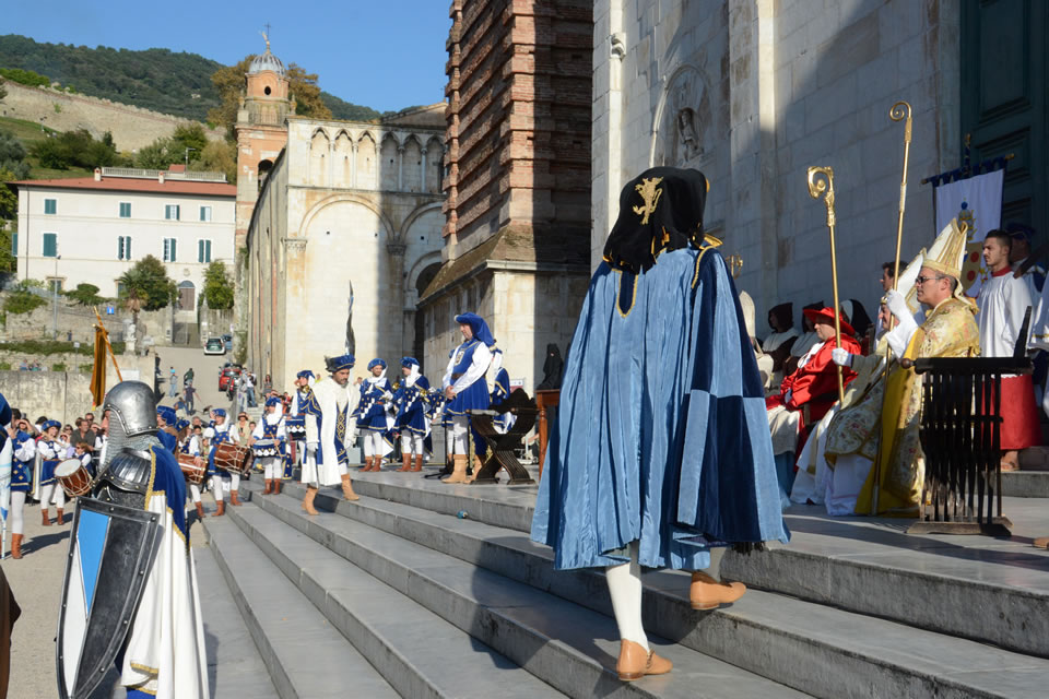 Alcuni momenti della rappresentazione storica della proclamazione del Lodo di Papa Leone X nella piazza del Duomo di Pietrasanta: il clero (©Emma Leonardi)