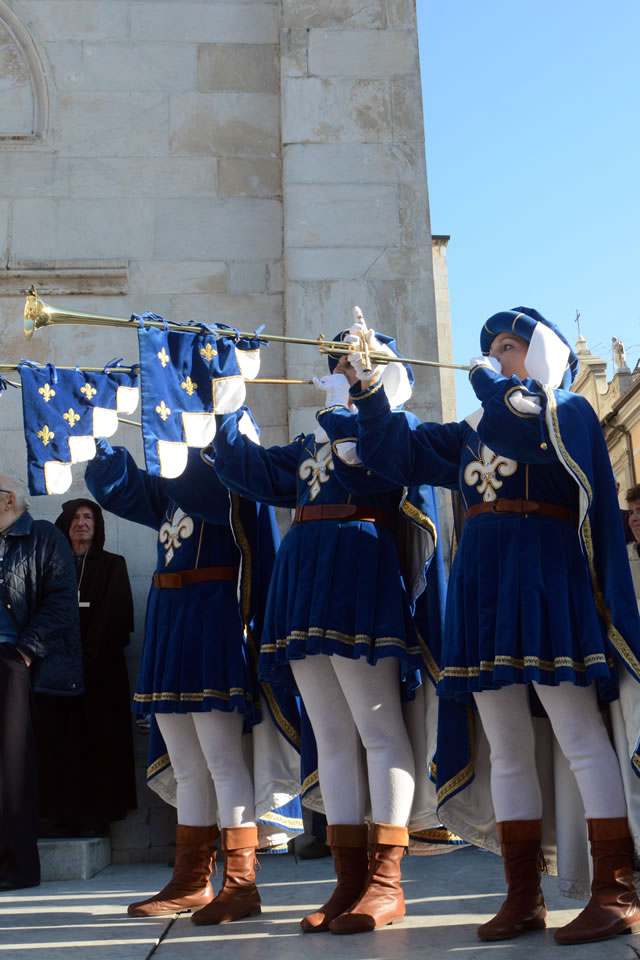 Alcuni momenti della rappresentazione storica della proclamazione del Lodo di Papa Leone X nella piazza del Duomo di Pietrasanta: le chiarine (©Emma Leonardi)