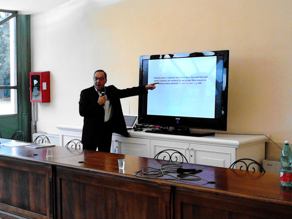 Il prof. Franco Pezzica in un momento della conferenza a Villa Bertelli su “Leone X  gli intellettuali del Cinquecento”