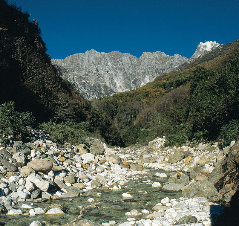 Il greto del torrente Serra alla Desiata. Sullo sfondo il Monte Altissimo (©Erio Forli/Edizioni Monte Altissimo)