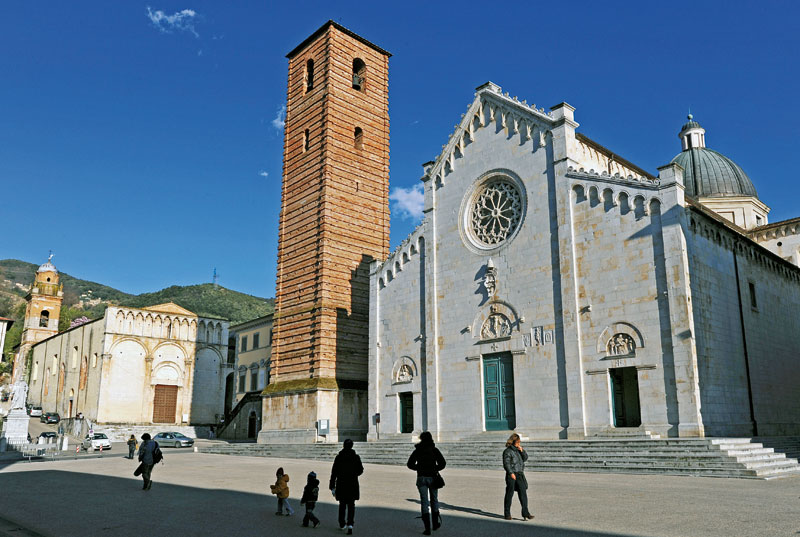 Piazza Duomo a Pietrasanta. Sulla sinistra la chiesa di Sant'Agostino (©Erio Forli/Edizioni Monte Altissimo)