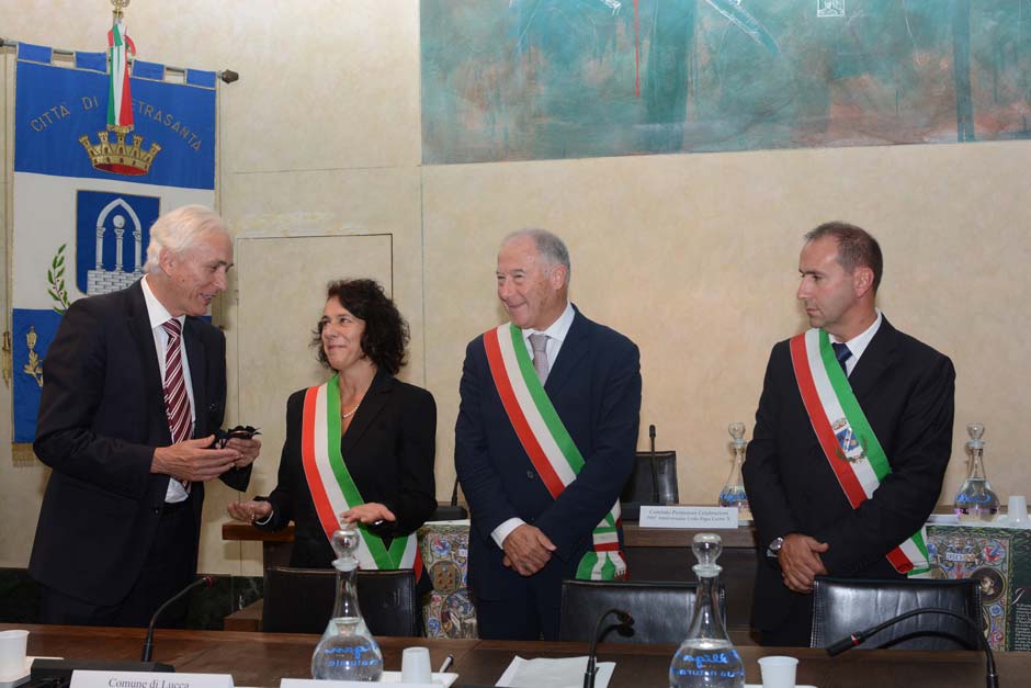 La consegna delle medaglie celebrative alle autorità da parte del presidente del Comitato per i 500 anni del Lodo di Papa Leone X (©Emma Leonardi)