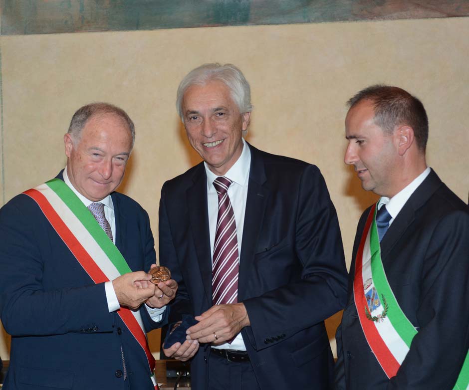 Da sinistra: il primo cittadino di Pietrasanta Domenico Lombardi, Riccardo Tarabella, il vicesindaco di Stazzema Maurizio Verona (©Emma Leonardi)