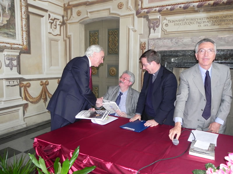 Riccardo Tarabella consegna la pubblicazione del Lodo ai relatori - Convegno: Leone X: aspetti di un pontificato controverso - Pieve del Cairo, Pavia