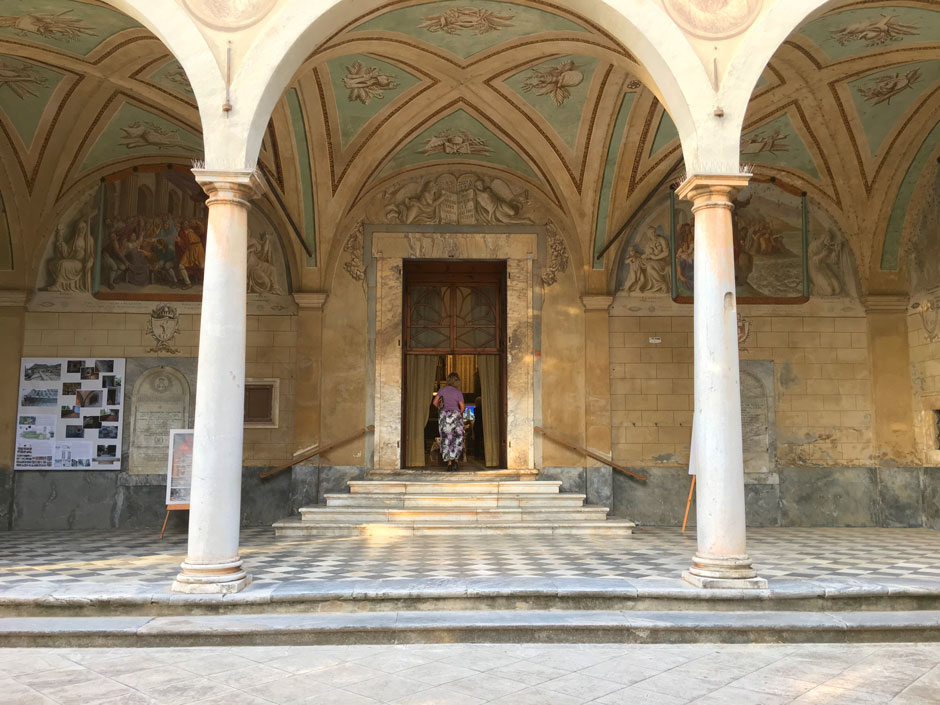Affreschi esterni della chiesa francescana di Pietrasanta