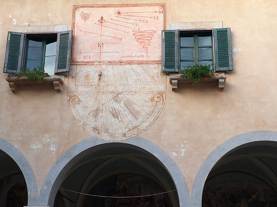 La meridiana nel chiostro accanto alla chiesa francescana di Pietrasanta (foto di Matteo Varisco)