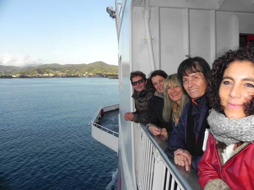 Il Gruppo sul traghetto con lo sfondo la baia di Portoferraio (foto di Luigi Santini)