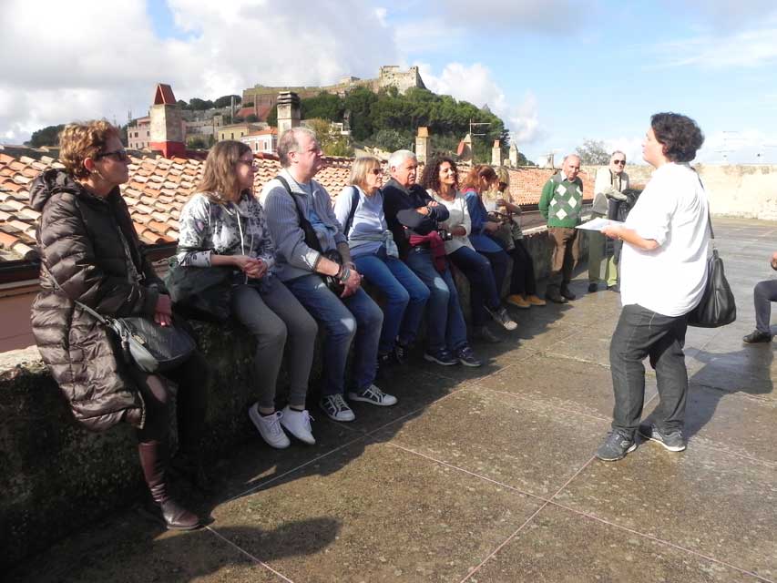 Il Gruppo sulla veranda …, sullo sfondo Forte Falcone a Portoferraio (foto di Luigi Santini)