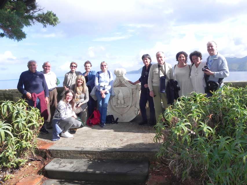 Il gruppo nel giardino nella residenza napoleonica dei Mulini a Portoferraio (foto di Luigi Santini)