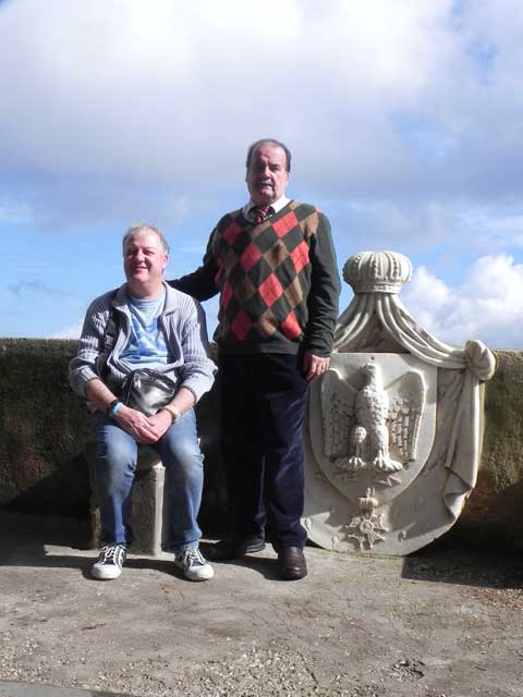 Fausto Bedini e Luigi Santini e lo stemma napoleonico della Villa dei Mulini di Portoferraio (foto di Melania Spampinato)