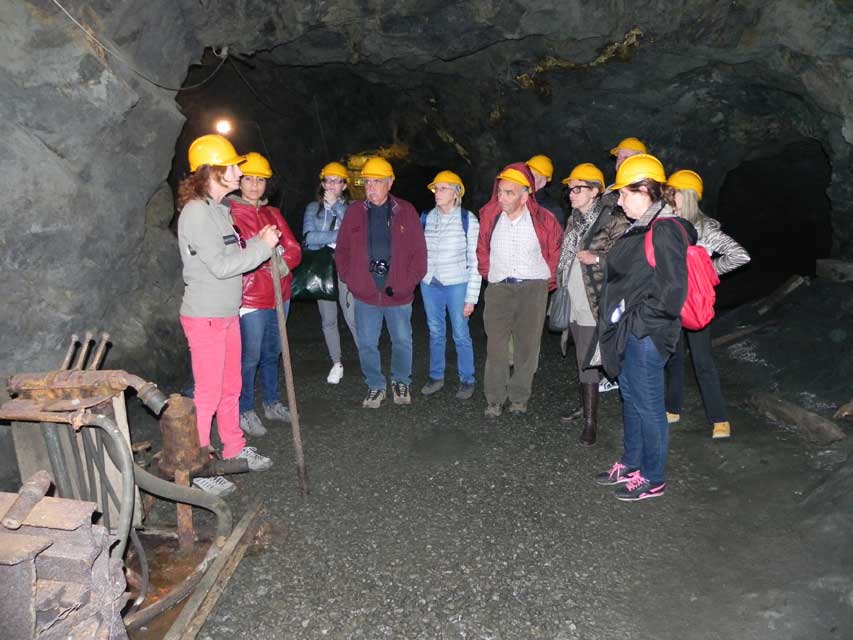 La guida Caterina Signorini ci accompagna nelle gallerie della miniera