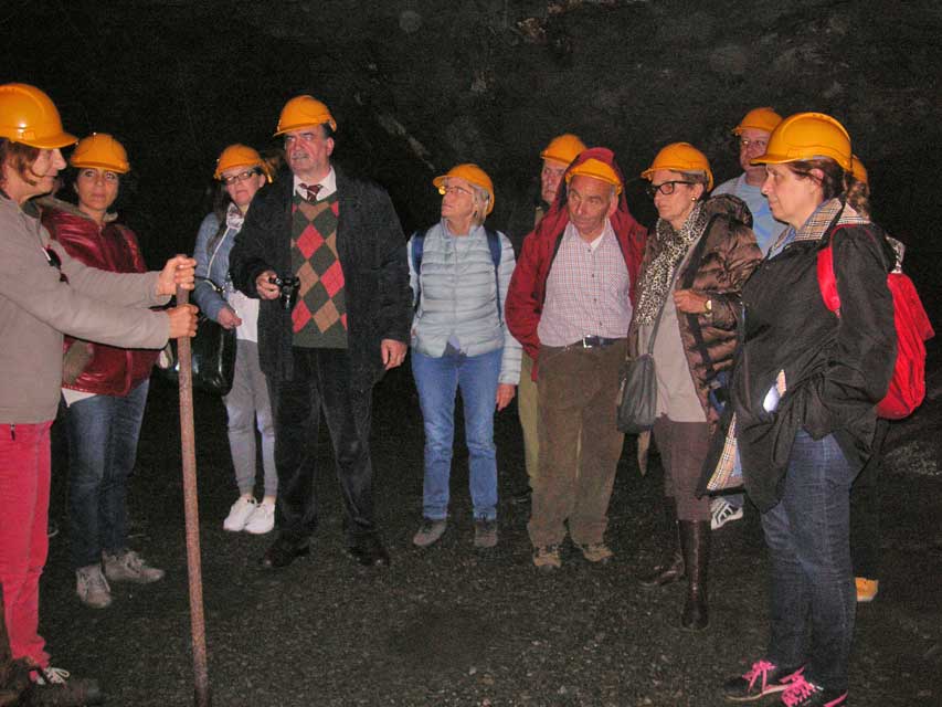 La guida Caterina Signorini che racconta al gruppo la storia della miniera (foto di Giuseppe Donati)