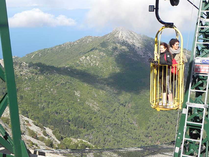 Sulla cabinovia per raggiungere la cima del Monte Capanne (foto di Luigi Santini)