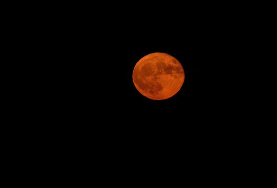 Una grande Luna rossa ci accompagna nel ritorno al continente