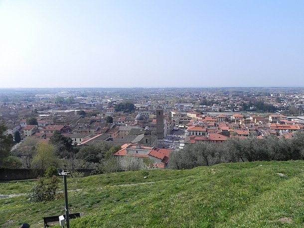 La piazza vista dalla Rocca di Sala