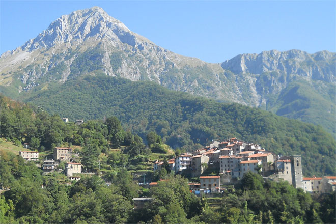 L'impronta del leone nella terra dei marmi