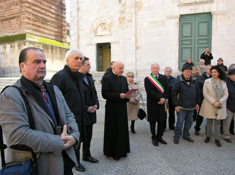 La benedizione del bus da parte di mons. Stefano D'Atri (©Stefano Roni)