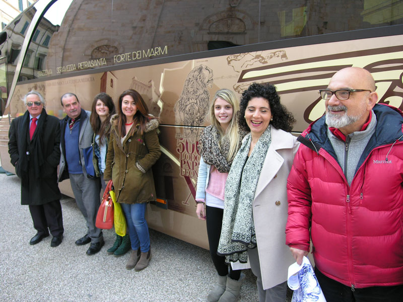 Foto di gruppo davanti al nuovo Pullman del Cinquecentenario (©Stefano Roni)