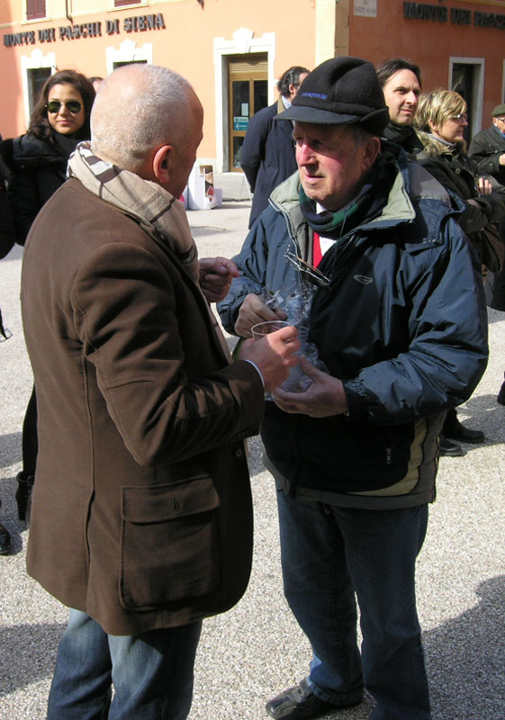 Gianfranco Verona (a destra) con un amico intervenuto al battesimo del nuovo bus (©Stefano Roni)