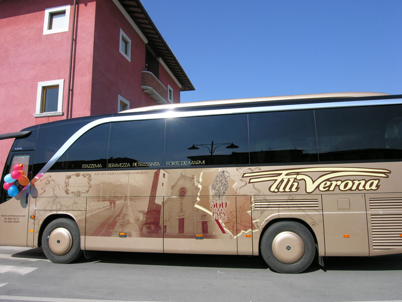 Il Pullman del Cinquecentenario davanti al Fortino di Forte dei Marmi (©Stefano Roni)