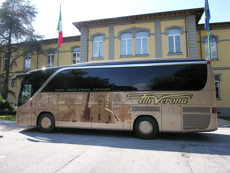 Il bus davanti al Municipio di Forte dei Marmi (©Stefano Roni)