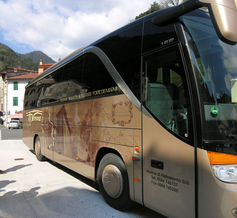 Il Pullman del Cinquecentenario dei Fratelli Verona in piazza Carducci a Seravezza (©Stefano Roni)