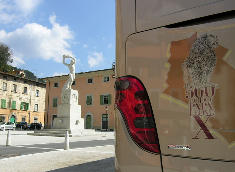 Un particolare del bus con il Logo delle celebrazioni, piazza Carducci, Seravezza (©Stefano Roni)