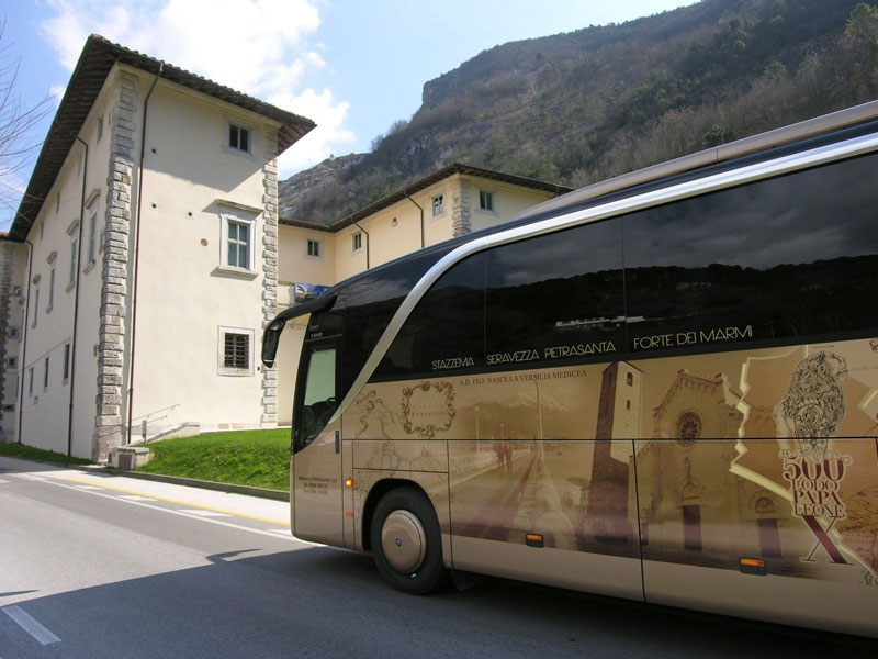 Il bus davanti al Palazzo Mediceo di Seravezza (©Stefano Roni)