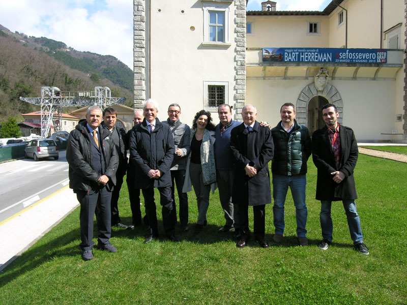 Foto di gruppo davanti a Palazzo Mediceo di Seravezza (©Stefano Roni)