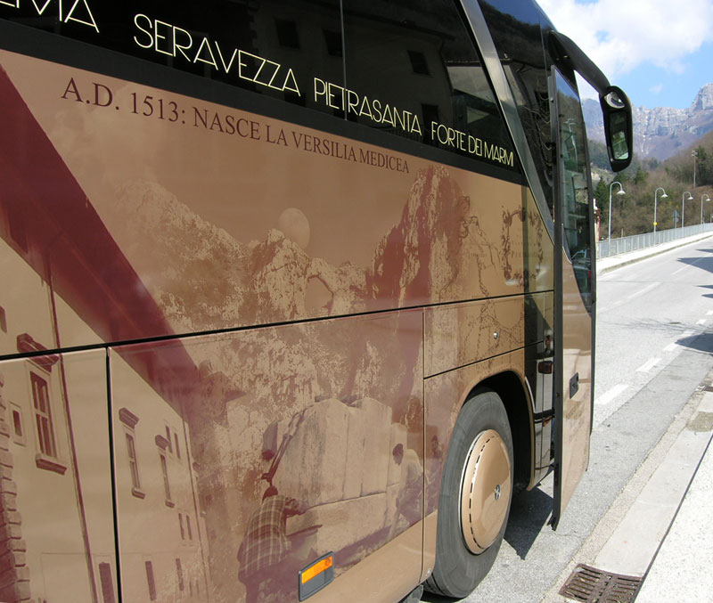 Un particolare della grafica del bus (©Stefano Roni)