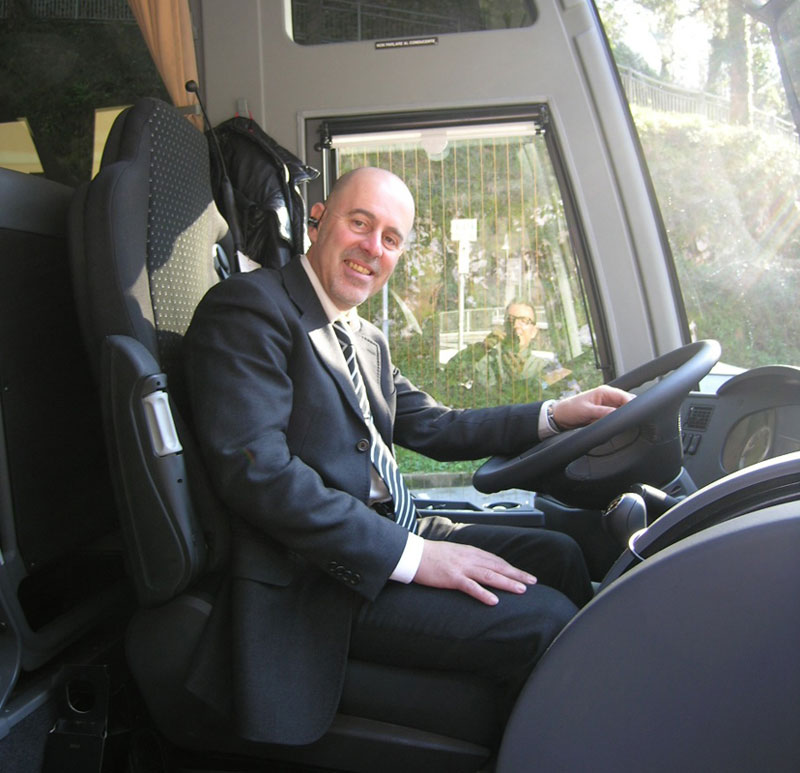 Riccardo Verona alla guida del moderno bus Setra dedicato alle celebrazioni per i 500 anni del Lodo di Papa Leone X (©Stefano Roni)