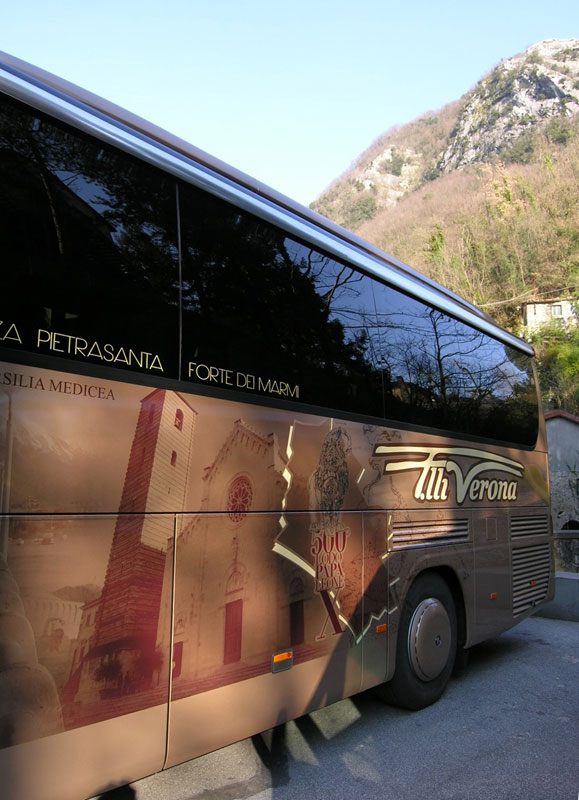 Il duomo di Pietrasanta e il logo ufficiale delle celebrazioni per i 500 anni della Versilia Medicea su una fiancata del nuovo bus (©Stefano Roni)
