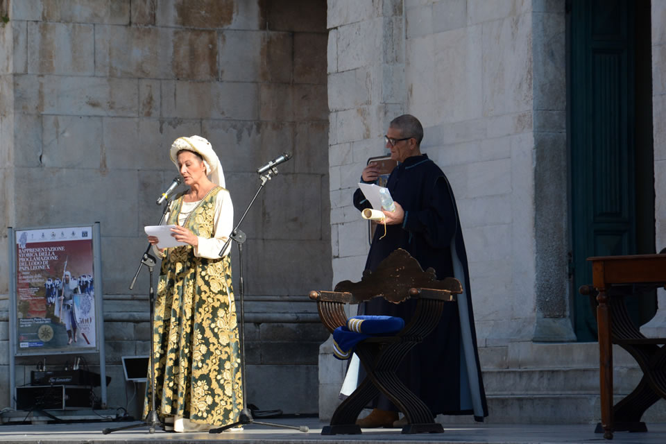 Alcuni momenti della rappresentazione storica della proclamazione del Lodo di Papa Leone X nella piazza del Duomo di Pietrasanta: le prove<br />(©Emma Leonardi)
