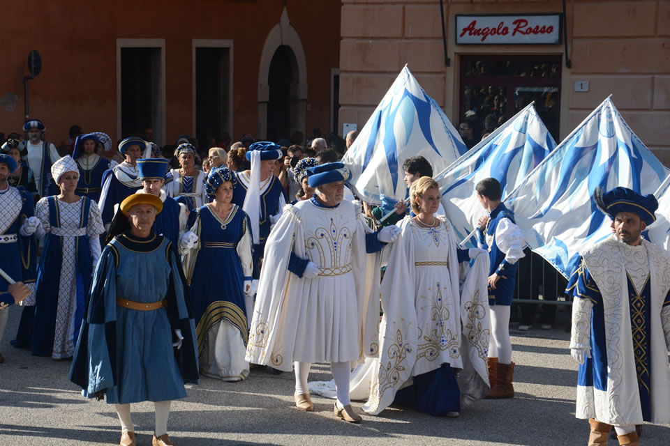 Alcuni momenti della rappresentazione storica della proclamazione del Lodo di Papa Leone X nella piazza del Duomo di Pietrasanta: il corteo (©Emma Leonardi)