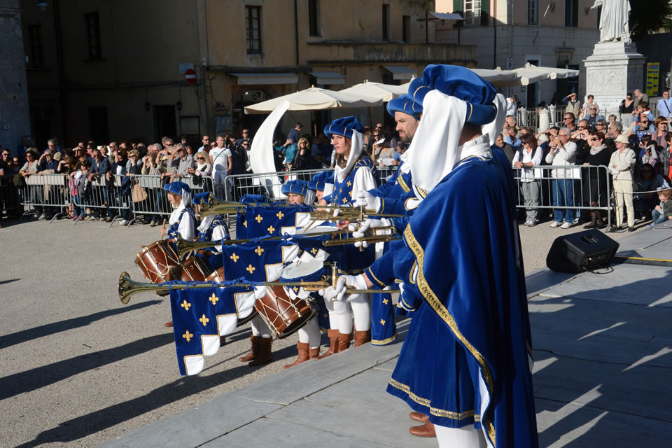Alcuni momenti della rappresentazione storica della proclamazione del Lodo di Papa Leone X nella piazza del Duomo di Pietrasanta: le chiarine (©Emma Leonardi)