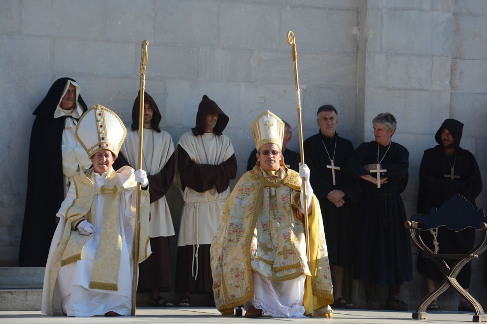 Alcuni momenti della rappresentazione storica della proclamazione del Lodo di Papa Leone X nella piazza del Duomo di Pietrasanta: i vescovi (©Emma Leonardi)