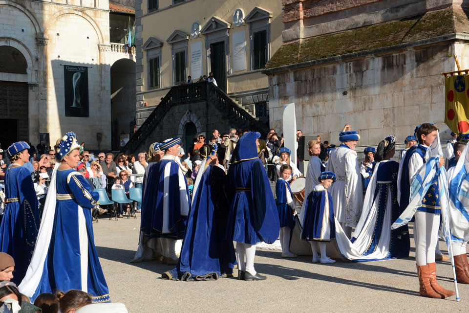 Alcuni momenti della rappresentazione storica della proclamazione del Lodo di Papa Leone X nella piazza del Duomo di Pietrasanta: il corteo (©Emma Leonardi)