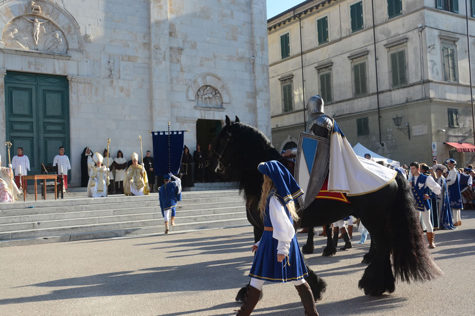 Alcuni momenti della rappresentazione storica della proclamazione del Lodo di Papa Leone X nella piazza del Duomo di Pietrasanta: arrivo dei cavalli in piazza (©Emma Leonardi)