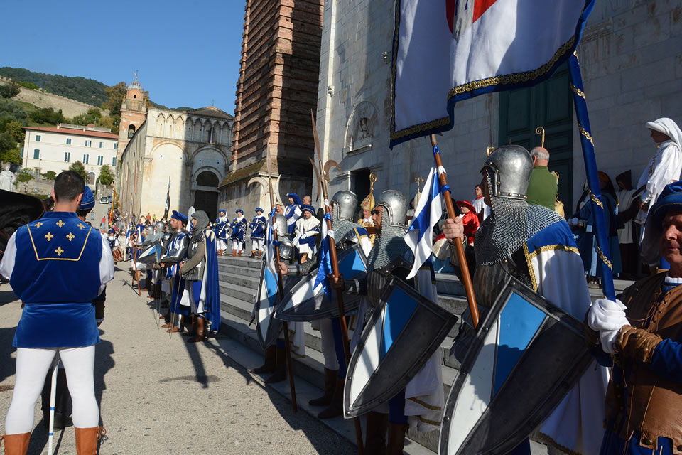 Alcuni momenti della rappresentazione storica della proclamazione del Lodo di Papa Leone X nella piazza del Duomo di Pietrasanta: alcuni figuranti armati (©Emma Leonardi)