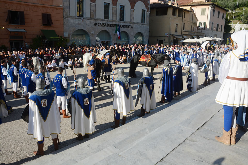 Alcuni momenti della rappresentazione storica della proclamazione del Lodo di Papa Leone X nella piazza del Duomo di Pietrasanta: la piazza (©Emma Leonardi)