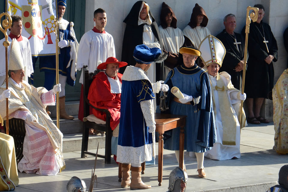 Alcuni momenti della rappresentazione storica della proclamazione del Lodo di Papa Leone X nella piazza del Duomo di Pietrasanta: consegna delle chiavi (©Emma Leonardi)