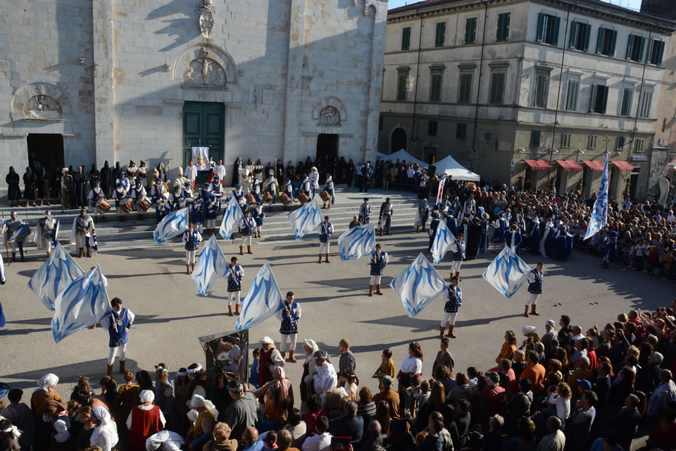 Alcuni momenti della rappresentazione storica della proclamazione del Lodo di Papa Leone X nella piazza del Duomo di Pietrasanta: la piazza con gli sbandieratori (©Emma Leonardi)