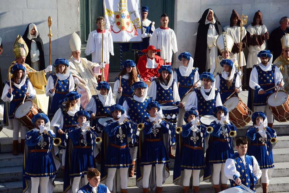 Alcuni momenti della rappresentazione storica della proclamazione del Lodo di Papa Leone X nella piazza del Duomo di Pietrasanta: i musici (©Emma Leonardi)