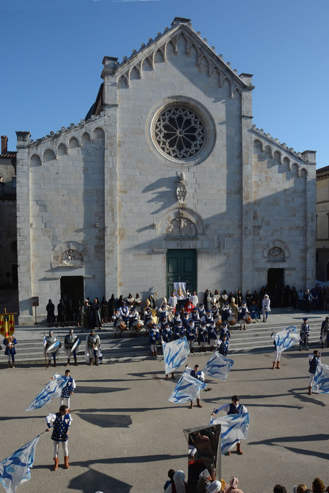 Alcuni momenti della rappresentazione storica della proclamazione del Lodo di Papa Leone X nella piazza del Duomo di Pietrasanta: la piazza (©Emma Leonardi)