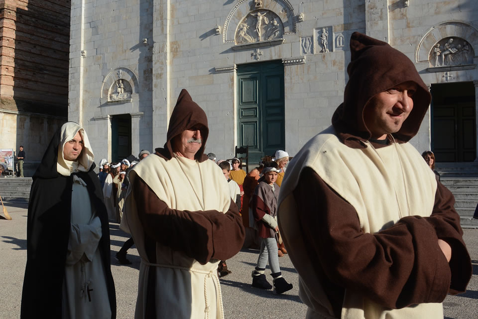 Alcuni momenti della rappresentazione storica della proclamazione del Lodo di Papa Leone X nella piazza del Duomo di Pietrasanta: i frati (©Emma Leonardi)