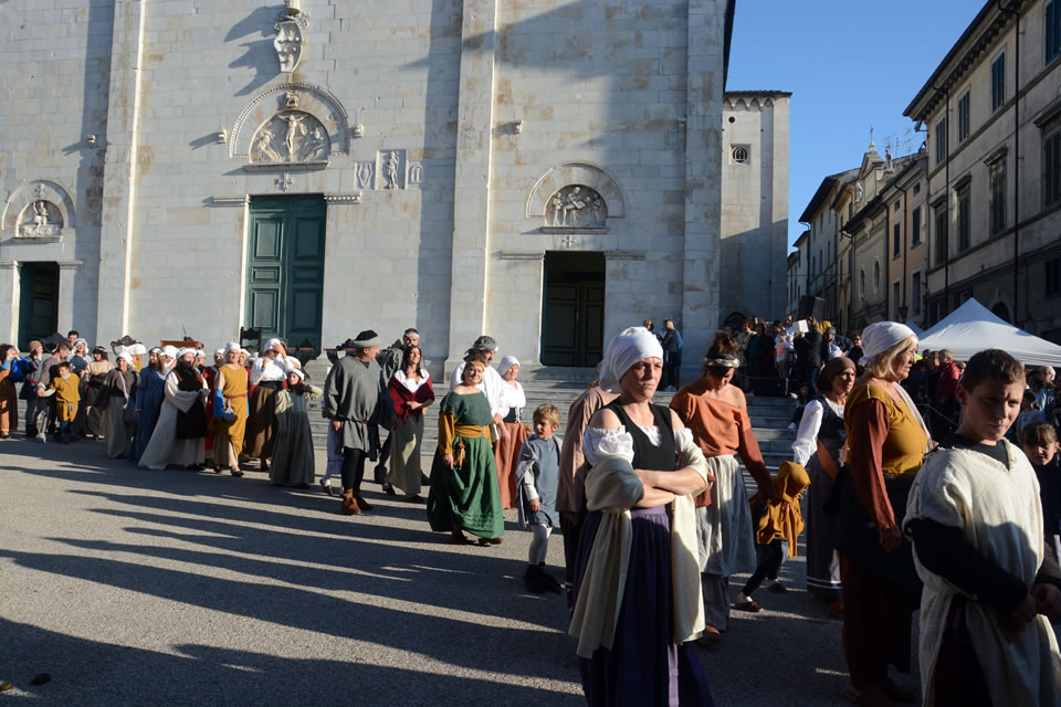 Alcuni momenti della rappresentazione storica della proclamazione del Lodo di Papa Leone X nella piazza del Duomo di Pietrasanta: il popolo (©Emma Leonardi)